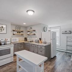 Stylish & Large Top Floor w Private Front Porch
